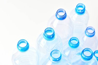 Maden suyu şişelerini beyaz arka planda farklı boyutlarda ve tipte ayırın. Plastik üretim ve işleme kavramı