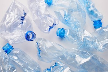 Boş buruşmuş plastik şişe desenli beyaz arka plan. Geri dönüşüm kavramı