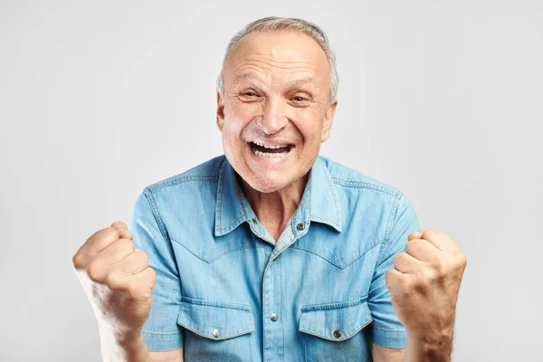 Anciano Pelo Gris Positivo Cierra Alegremente Los Puños Celebra Victoria —  Fotos de Stock