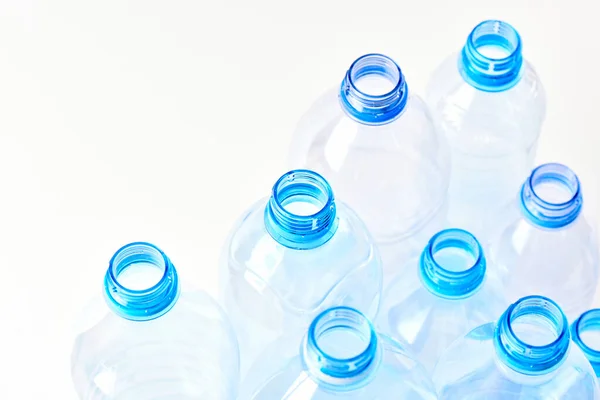 Set Mineralwasserflaschen Unterschiedlicher Art Und Größe Stehen Isoliert Auf Weißem — Stockfoto