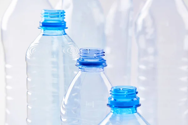 Набор Бутылки Минеральной Воды Различных Типов Размеров Стенд Изолированы Белом — стоковое фото