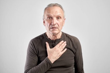 Beyaz saçlı, beyaz saçlı, yaşlı bir adam elini göğsüne koydu. Yüzünde sorgulama ifadesi vardı. Beyaz bir stüdyoda izole edilmişti. Beni kabul et, kendim ve ben, ruhum