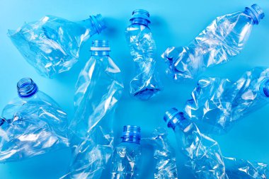 Boş buruşmuş plastik şişeler mavi arka plan. Geri dönüşüm kavramı