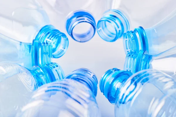 Набір Порожніх Пляшок Води Різного Типу Лежать Ізольовано Білому Концепція — стокове фото