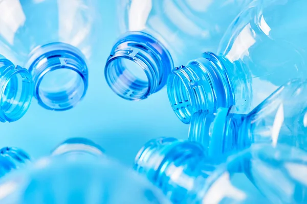 Conjunto Botellas Agua Vacías Yacen Aisladas Sobre Fondo Azul Concepto — Foto de Stock