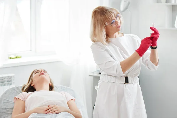Dospělá Žena Profesionální Kosmetička Injekční Stříkačkou Ruce Připravuje Injekci Pozadí — Stock fotografie