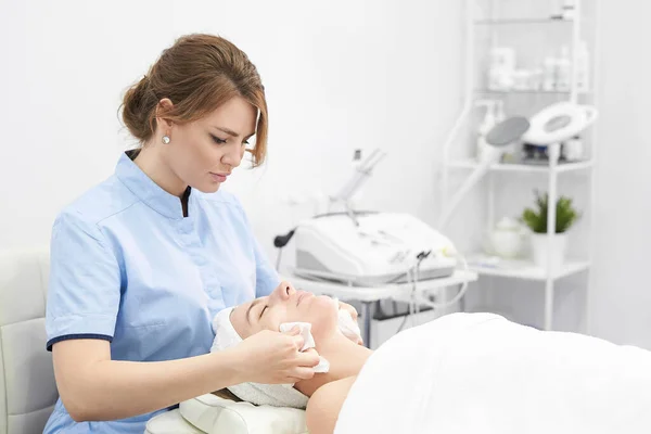 Medico Cosmetologo Una Procedura Pulizia Del Viso Multi Fase Una — Foto Stock