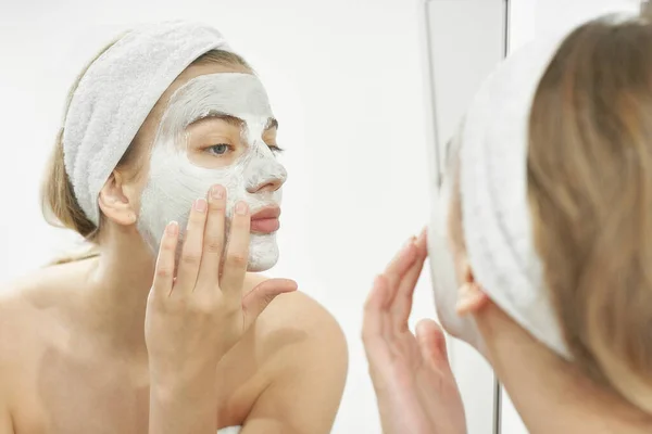 Beautiful European Girl Looks Mirror Applies White Mask Her Face — Stock Photo, Image