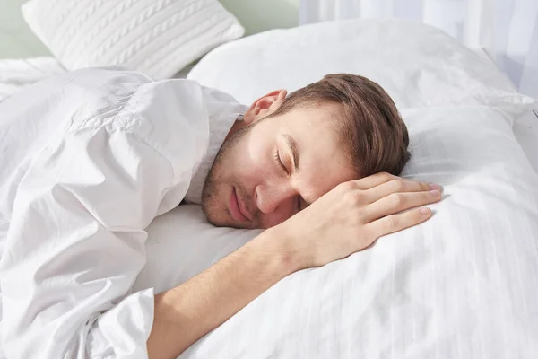 Potret Close Dari Tidur Brunette Man Atas Bantal Putih — Stok Foto