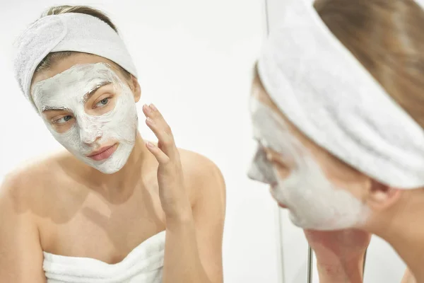 Beautiful European Girl Looks Mirror Applies White Mask Her Face — Stock Photo, Image