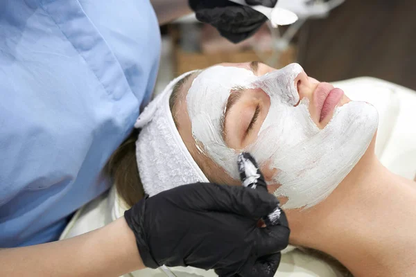 Doctor Cosmetólogo Hace Procedimiento Limpieza Facial Varias Etapas Una Joven — Foto de Stock