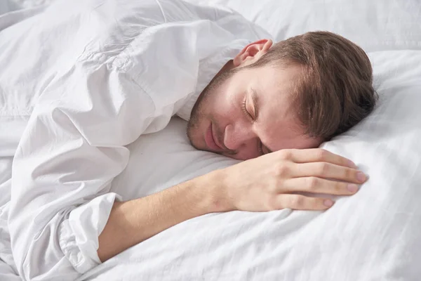 Крупним Планом Портрет Сплячої Брюнетки Білій Подушці — стокове фото