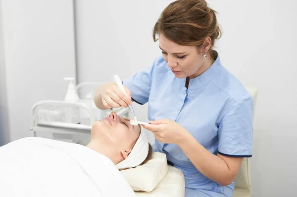 Doctor Cosmetólogo Hace Procedimiento Limpieza Facial Varias Etapas Una Joven — Foto de Stock