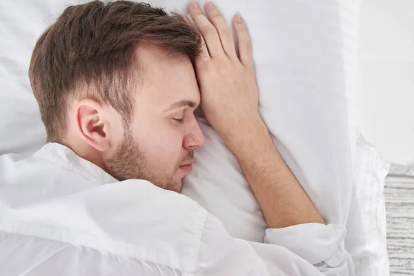 Potret Close Dari Tidur Brunette Man Atas Bantal Putih — Stok Foto