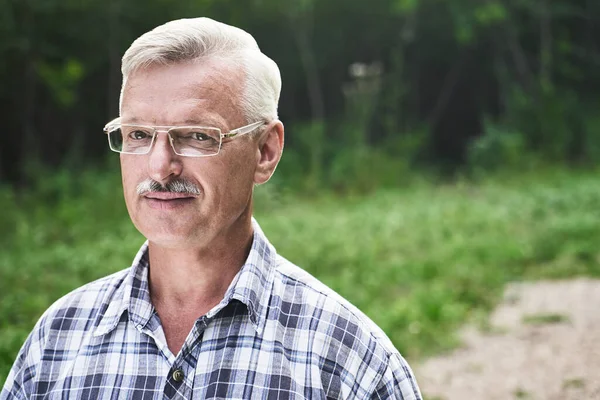 Närbild Porträtt Stilig Gråhårig Vuxen Man Med Mustasch Och Glasögon — Stockfoto