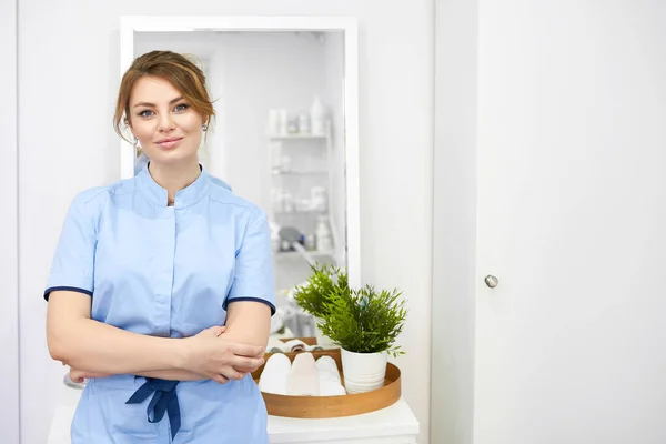 Gelukkige Succesvolle Jonge Vrouw Cosmetoloog Achtergrond Van Het Schoonheidskantoor Portret — Stockfoto