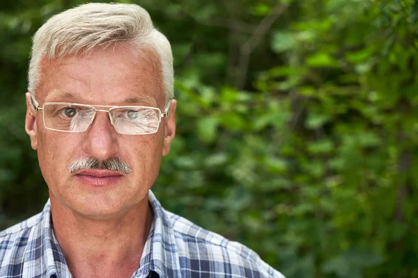 Närbild Porträtt Stilig Gråhårig Vuxen Man Med Mustasch Och Glasögon — Stockfoto