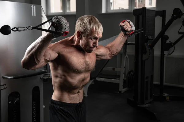 Adulto Musculoso Brutal Homem Treinando Loops Trx Ginásio Retrato Fisiculturista — Fotografia de Stock