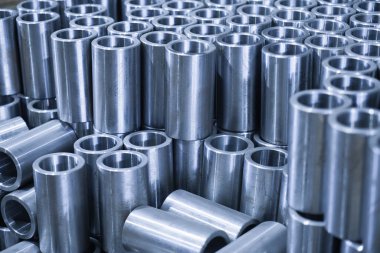 Metal parçaları, borular, yedek parçalar üreten bir fabrika.