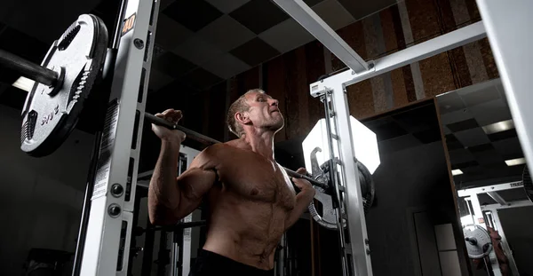 Homem Brutal Adulto Musculoso Fazendo Agachamentos Barra Ginásio Retrato Fisiculturista — Fotografia de Stock