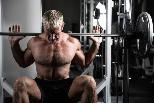 Musculoso Adulto Brutal Hombre Haciendo Sentadillas Barra Gimnasio Retrato Caucásico — Foto de Stock