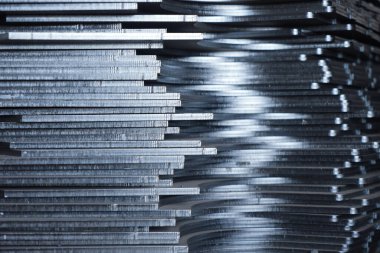 Metal parçaları, borular, yedek parçalar üreten bir fabrika.