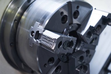 Metal parçaları, boruları ve yedek parçaları üretmek, işlemek ve değirmenlemek için modern otomatikleştirilmiş fabrika