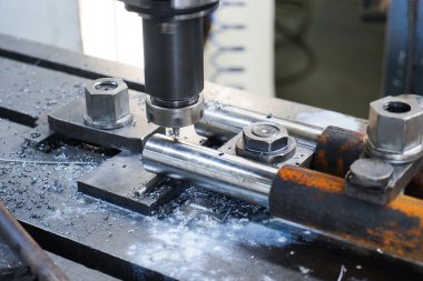 Metal parçaları, boruları ve yedek parçaları üretmek, işlemek ve değirmenlemek için modern otomatikleştirilmiş fabrika