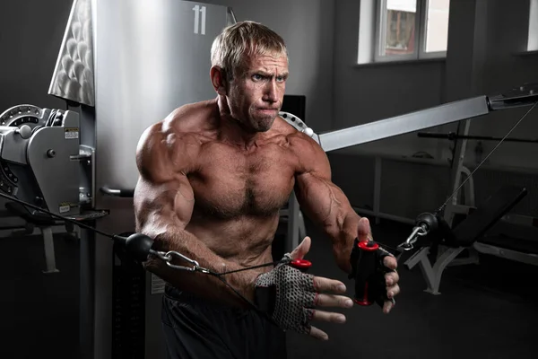 Adulto Musculoso Brutal Homem Treinando Loops Trx Ginásio Retrato Fisiculturista — Fotografia de Stock