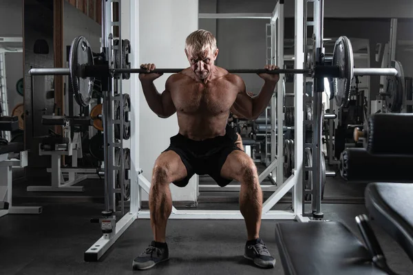 Homem Brutal Adulto Musculoso Fazendo Agachamentos Barra Ginásio Retrato Fisiculturista — Fotografia de Stock