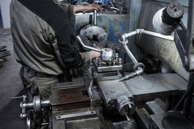 Metal parçaları, boruları ve yedek parçaları üretmek, işlemek ve değirmenlemek için modern otomatikleştirilmiş fabrika
