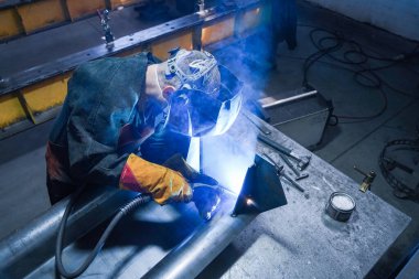 Metal parçaları, boruları ve yedek parçaları üretmek, işlemek ve değirmenlemek için modern otomatikleştirilmiş fabrika