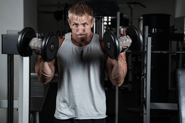 Musculos Adult Brutal Gantere Pompe Biceps Sala Sport Portretul Culturistului — Fotografie, imagine de stoc