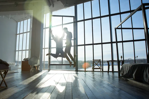 Dos Personas Felices Están Saltando Regocijándose Nuevo Apartamento Loft Una — Foto de Stock