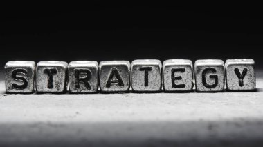 Metal küplerle ilgili stratejiyi siyah bir arkaplanda grunge tarzında izole et