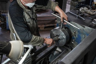 Metal parçaları, boruları ve yedek parçaları üretmek, işlemek ve değirmenlemek için modern otomatikleştirilmiş fabrika