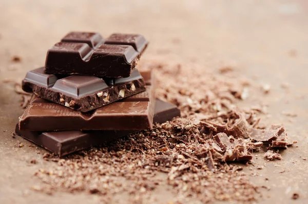 Composizione Barrette Pezzi Latte Cioccolato Fondente Diversi Cacao Grattugiato Sfondo — Foto Stock