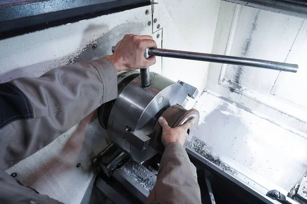 Modern Automatiserad Fabrik För Tillverkning Bearbetning Och Malning Metalldelar Rör — Stockfoto