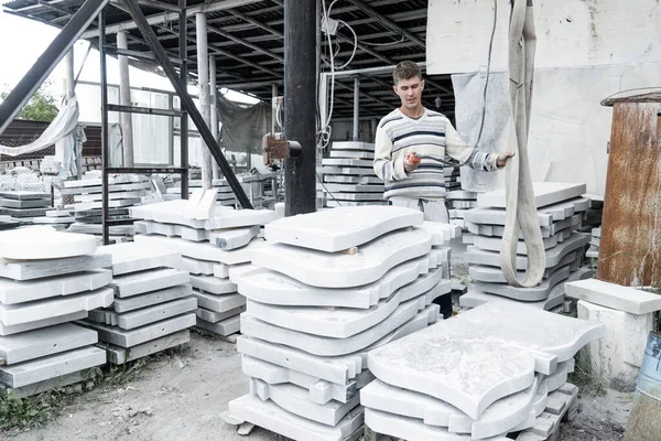 Mästaren Graverar Gravstenen Stenbearbetning — Stockfoto