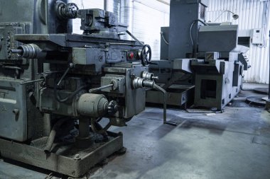 Metal parçaları, boruları ve yedek parçaları üretmek, işlemek ve değirmenlemek için modern otomatikleştirilmiş fabrika