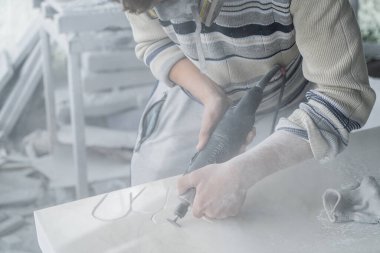 Efendi mezar taşını kazıyor. Taş işleme