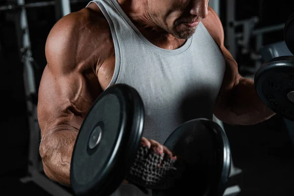 Musclé Homme Brutal Adulte Avec Haltères Pompes Biceps Dans Salle — Photo