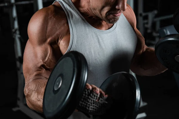 Homem Brutal Adulto Muscular Com Halteres Bombeia Bíceps Ginásio Retrato — Fotografia de Stock