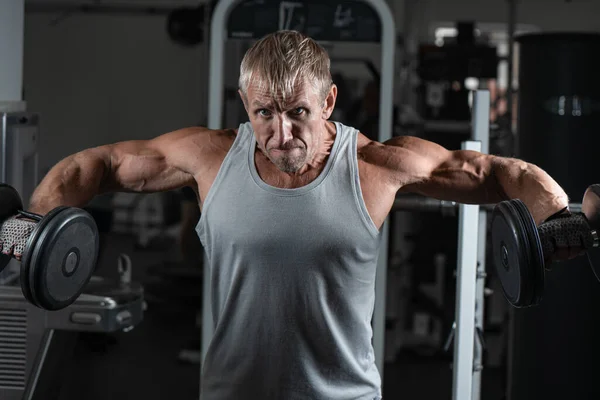 Muscoloso Uomo Adulto Brutale Con Manubri Pompe Bicipiti Palestra Ritratto — Foto Stock