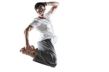 Profesyonel dansçı beyaz arka planda, modern hip-hop dansı yapıyor.