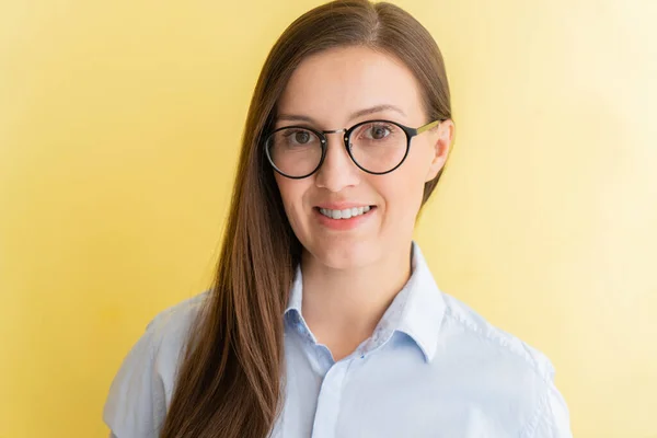 Retrato Una Estudiante Tártara Con Gafas Sonrientes Aisladas Sobre Fondo — Foto de Stock