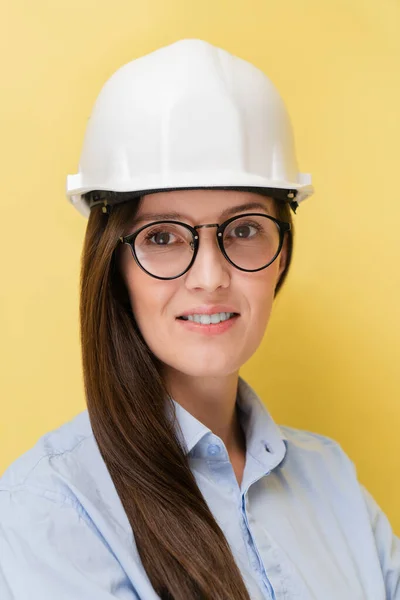 Retrato Hermosa Mujer Tártara Sonriente Ingeniera Casco Construcción Gafas Aisladas — Foto de Stock