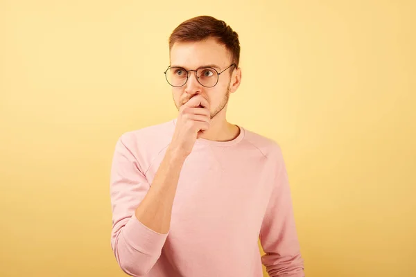 Gözlüklü Bir Adamın Portresi Dalgın Bir Yüzle Bir Pilici Tutuyor — Stok fotoğraf