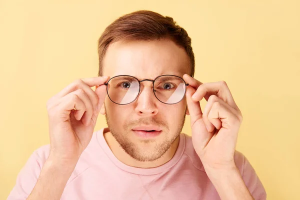 Beyaz Adamın Portresi Gözlüklerin Kenarını Tutuyor Şok Edici Haberlere Komik — Stok fotoğraf