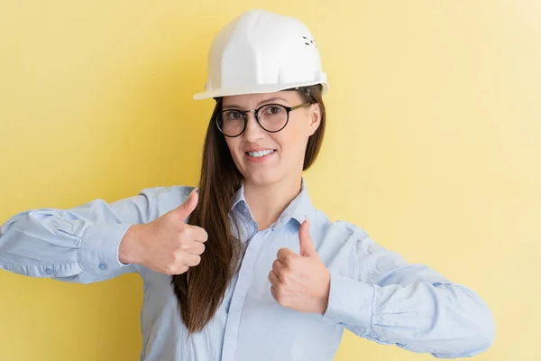 Retrato Hermosa Mujer Tártara Sonriente Ingeniera Casco Construcción Gafas Que — Foto de Stock